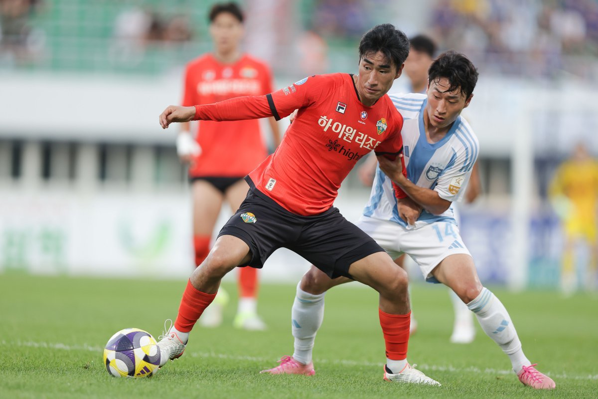 강원 서민우(앞)는 이달 축구국가대표팀에 발탁되며 꿈을 이뤘다.연령별 대표팀 이력이 없었고, 소속팀에서도 2021년까지 입지가 불안했던 사실을 고려하면 엄청난 발전이다. 이제 그는 꾸준한 대표팀 발탁이라는 더 큰 꿈을 꾼다. 사진제공│한국프로축구연맹