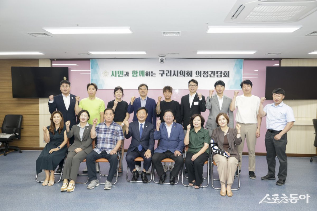 신동화 의장과 의원들은 28일 구리시의회 멀티룸에서 한국외식업중앙회 구리시지회와 간담회를 갖고 기념촬영하고 있다. 사진제공ㅣ구리시의회