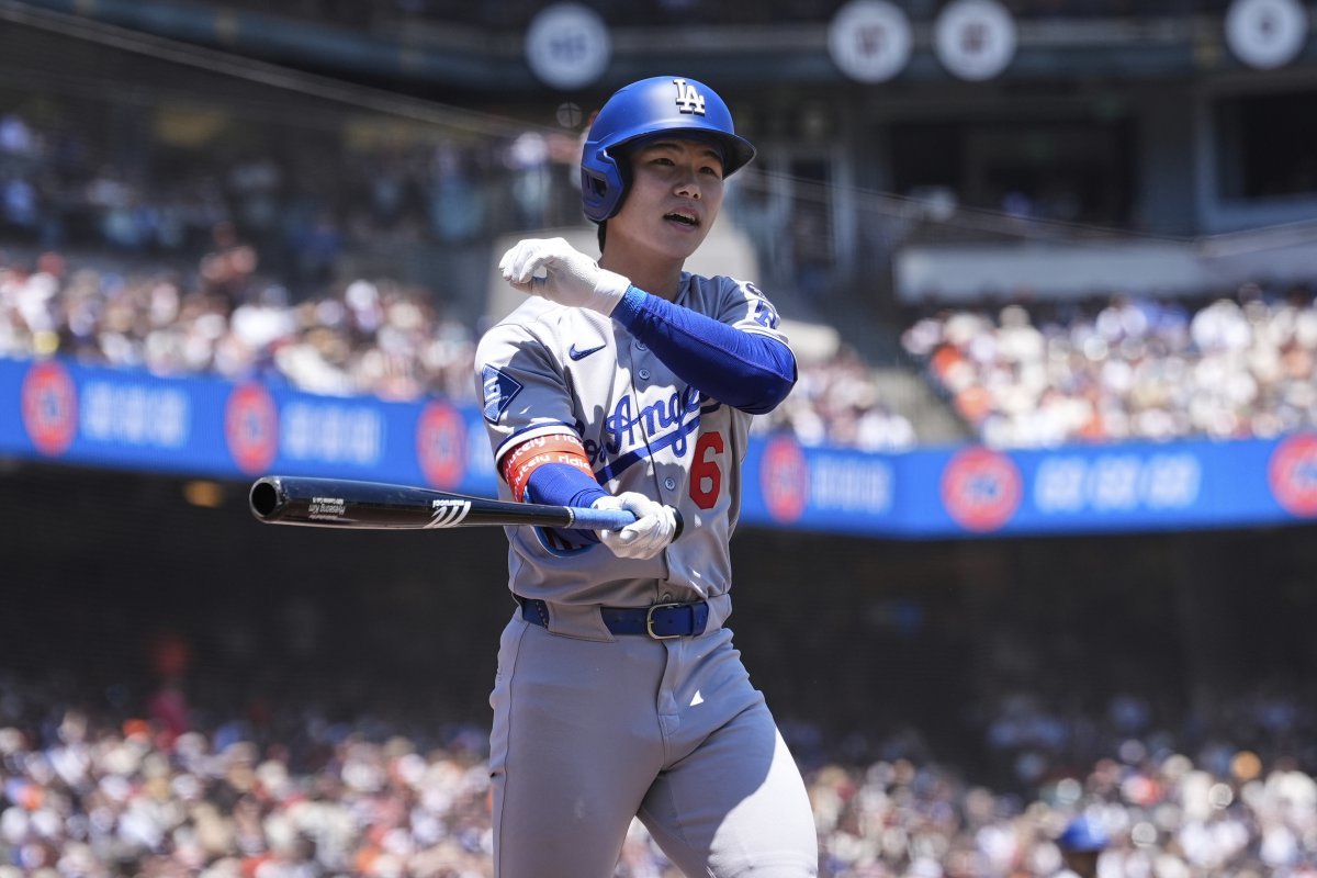 다저스 김혜성은 28일(한국시간) 펜웨이파크에서 열린 ‘2025 MLB’ 보스턴전에서 8회초 대주자로 교체 출전해 주루사를 당했다. 그는 최근 왼쪽 어깨 부상으로 타격에 부침을 겪고 있다.｜AP뉴시스