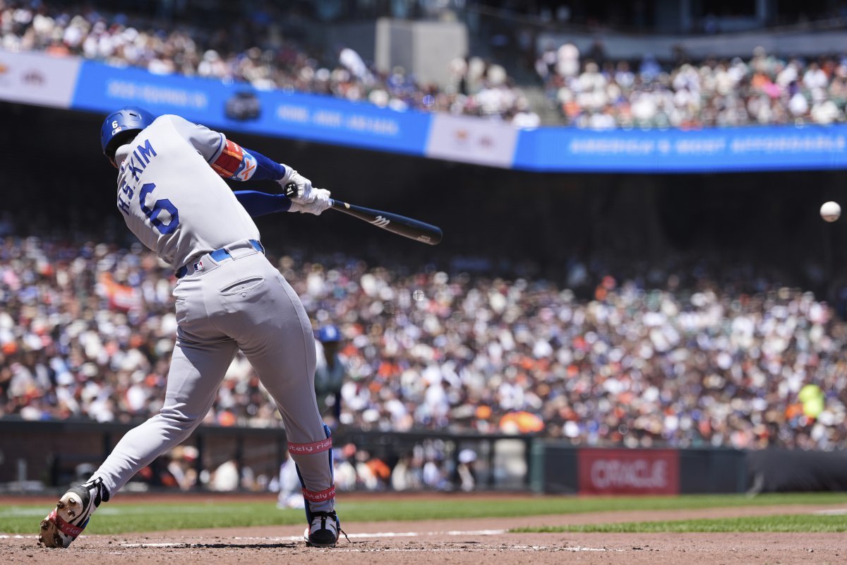 다저스 김혜성은 28일(한국시간) 펜웨이파크에서 열린 ‘2025 MLB’ 보스턴전에서 8회초 대주자로 교체 출전해 주루사를 당했다. 그는 최근 왼쪽 어깨 부상으로 타격에 부침을 겪고 있다.｜AP뉴시스