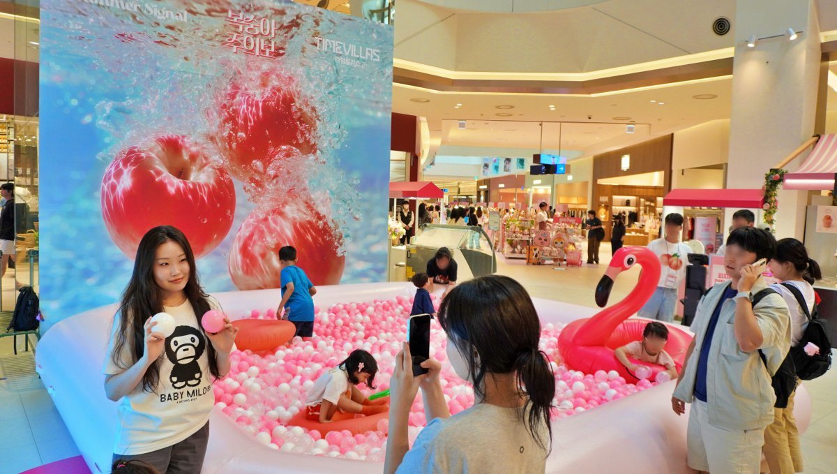 7월 폭염 속, 유통업계가 ‘몰캉스족’ 잡기에 분주하다. 타임빌라스 수원에서 운영 중인 ‘복숭아 주의보’ 팝업스토어를 찾은 고객들. 사진제공｜롯데백화점