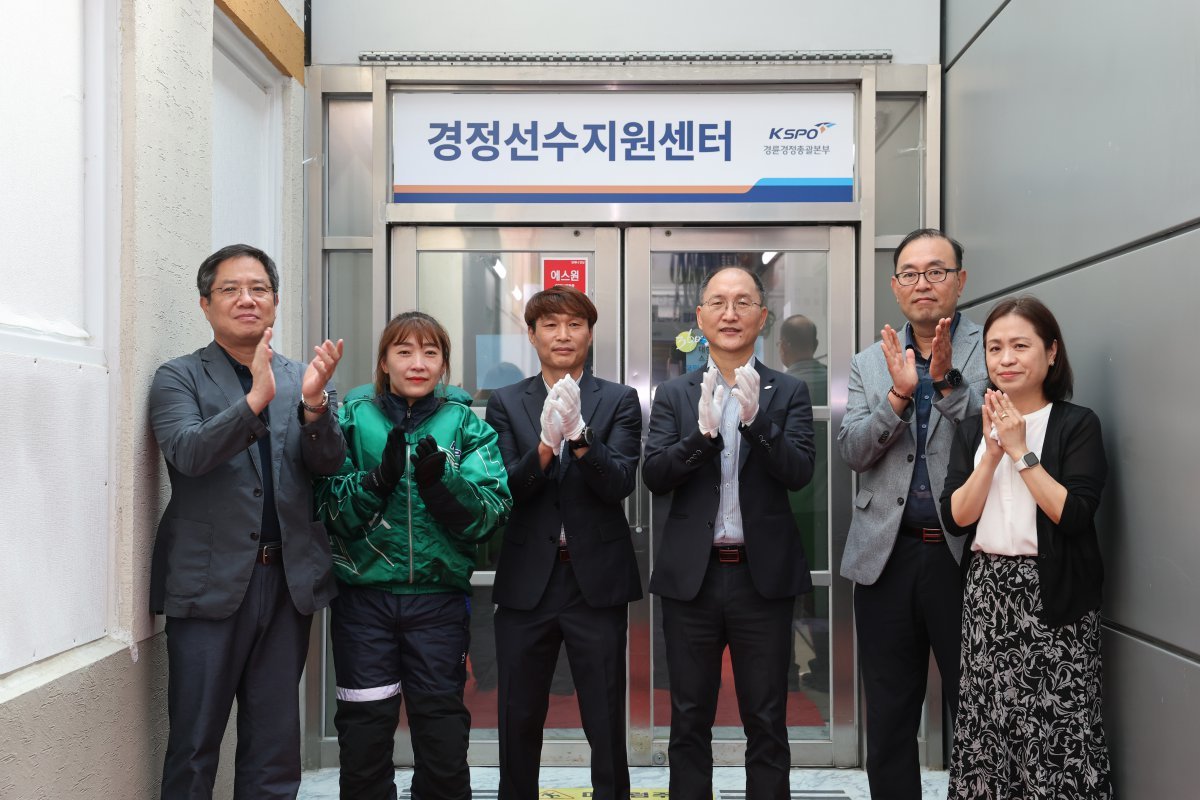 이성철 경륜경정총괄본부장(왼쪽에서 4번째), 장영태 경정선수지부장(왼쪽에서 3번째)을 비롯한 관계자들이 경정선수지원센터 개소식에서 기념사진을 촬영하고 있다. 사진제공 | 국민체육진흥공단