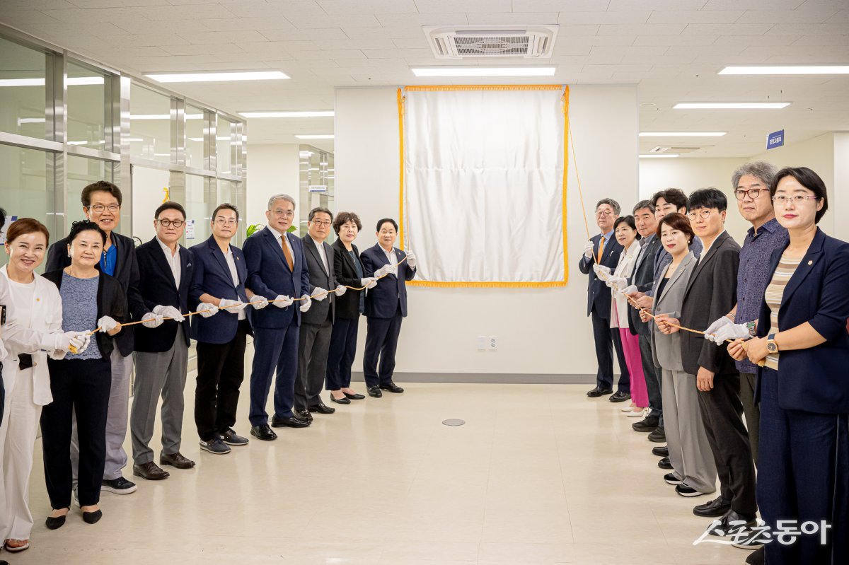 28일 남양주시정연구원에서 열린 개원식에 참석해 시정연구원의 출범을 하고 있다.(윈쪽 앞 부터 주광덕 남양주시장, 이정애 남양주의회 부의장) 사진제공ㅣ남양주시의회