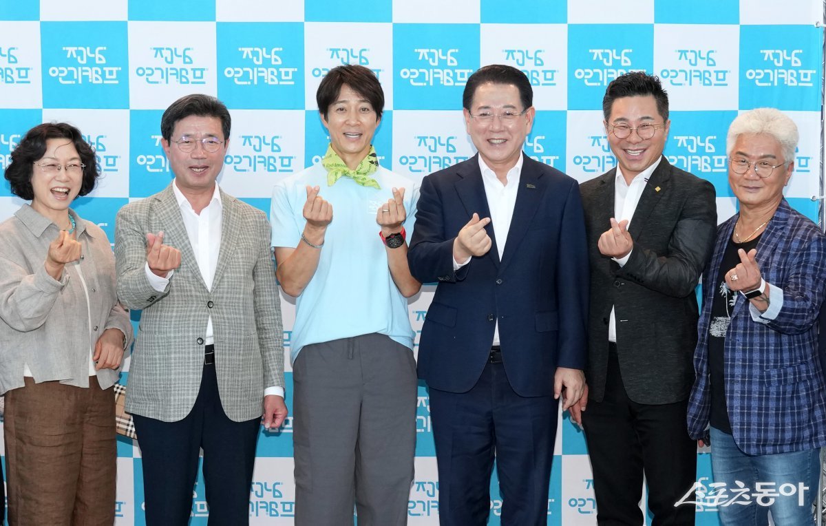 김영록 전라남도지사가 지난 28일 광양 문화예술회관에서 열린 ‘제14회 최수종과 함께하는 전남연기캠프 입소식’에 참석, 주요 내빈과 기념촬영을 하고 있다. 사진제공=전남도