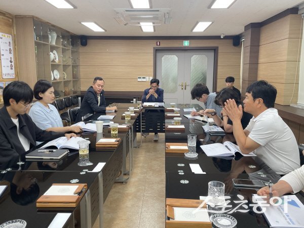 울릉군의회 울릉 역사문화 의정연구회가 울릉도 역사문화 자원을 활용한 관광 콘텐츠 개발 및 활용방안 연구용역 최종 보고회를 진행하고 있다. 사진제공 ㅣ 울릉군