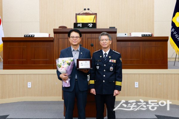 박종봉 대구시 동구의회 의회운영위원장이 대구동부경찰서장으로부터 감사패를 받고 있다. 사진제공 ㅣ 동구