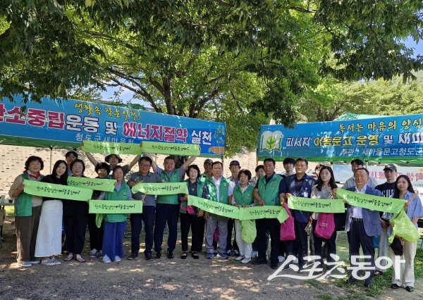 새마을문고 청도군지부가 운문댐 하류보에서 피서지 이동문고를 운영하고 있다. 사진제공 ㅣ 청도군