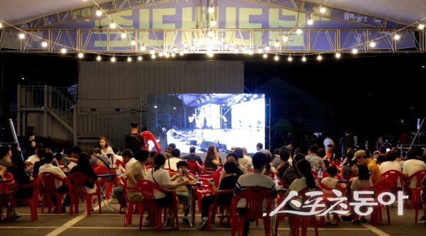 제27회 봉화은어축제서 올해 새롭게 운영하는 푸드트럭 인기 메뉴를 현장 배달로 즐길 수 있는 공간 ‘딜리버리존’. 사진제공 ㅣ 봉화군