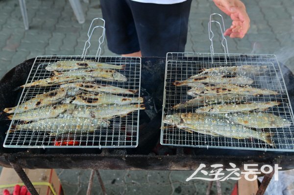 제27회 봉화은어축제 ‘숯불 은어구이’ 체험장에서 은어구이가 먹음직스럽게 익고 있다. 사진제공 ㅣ 봉화군