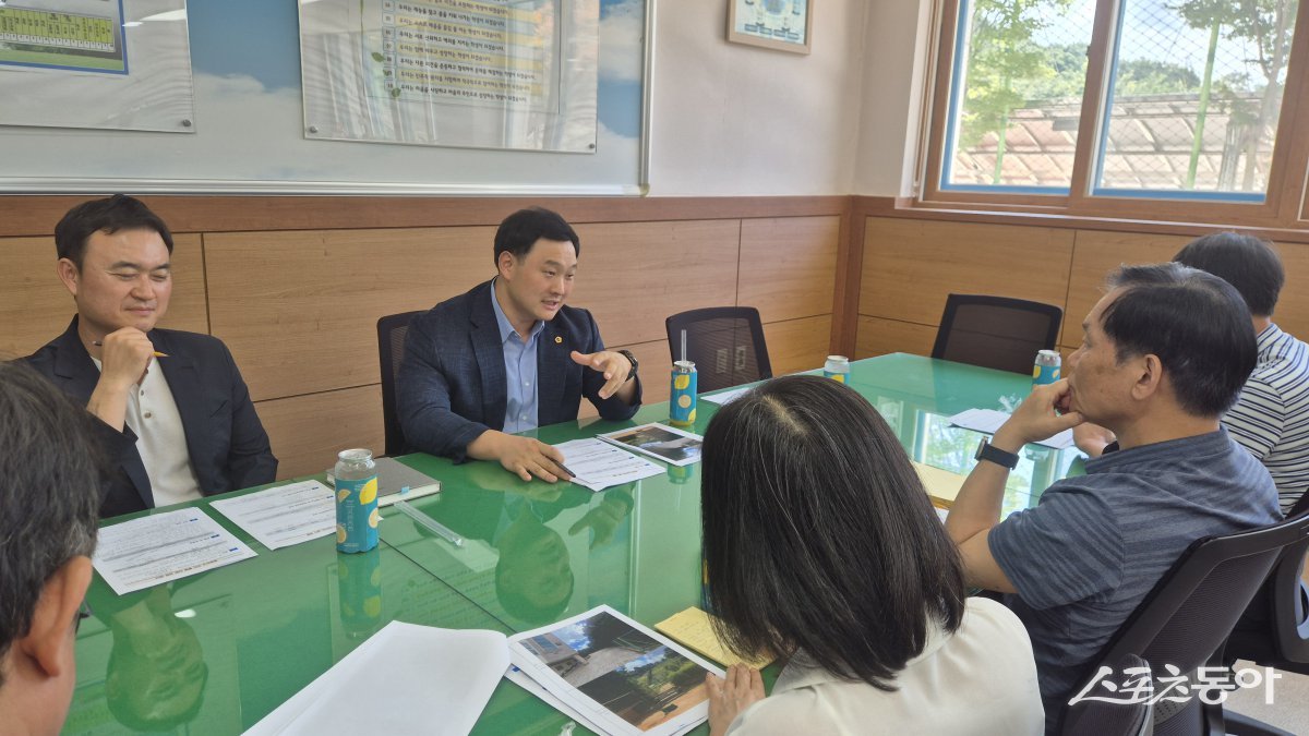 경기도의회 고준호 의원(국민의힘, 파주1)은 지난 28일 파주시 조리읍 봉일천고등학교 후문 통행로 개방 문제 해결을 위해 현장을 직접 점검하고 관계기관과 실질적인 논의에 나섰다. 사진제공｜고준호 의원