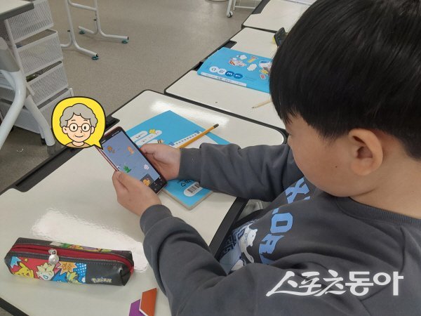 한 초등학생이 카카오톡으로 할머니께 감사의 마음을 전하면서 안부를 묻고 있다. 사진제공 ㅣ 경북교육청