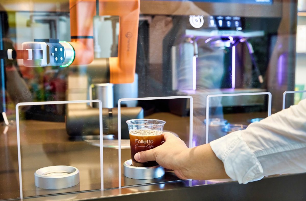 로봇 바리스타가 내린 커피를 받는 고객  (마티에 오시리아 제공)