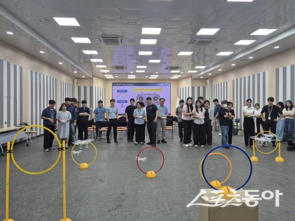 경주시가 스마트 행정 선제적 도입을 위해 직원에게 드론 역량 강화 교육을 실시하고 있다. 사진제공 ㅣ 경주시