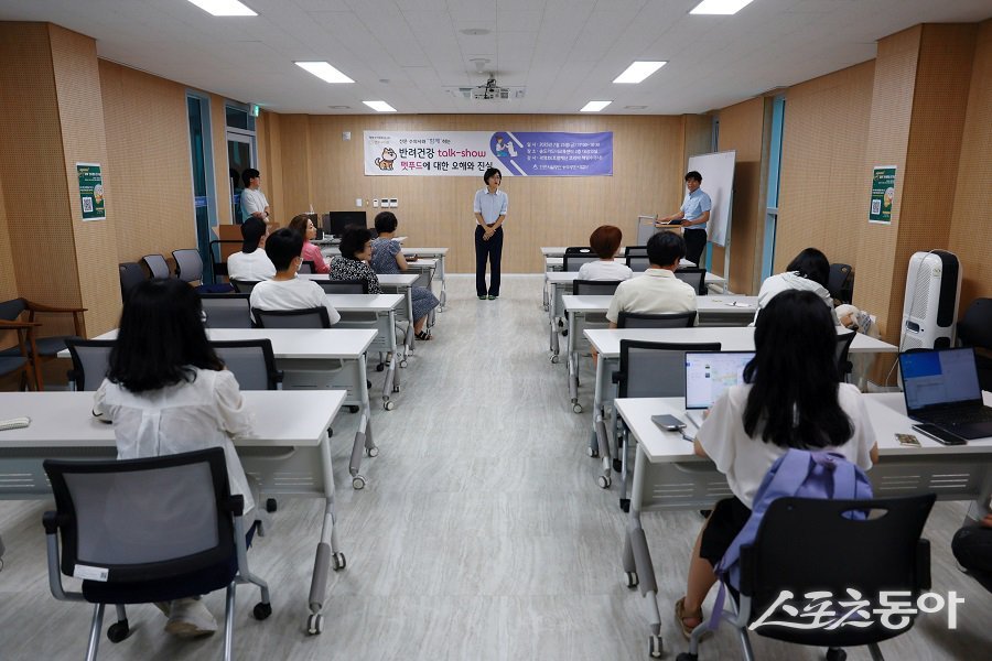 인천 연수구의회, ‘함께’ 반려문화 연구회는 ‘펫푸드 오해와 진실’ 토크쇼를 진행했다. 사진제공｜인천 연수구의회