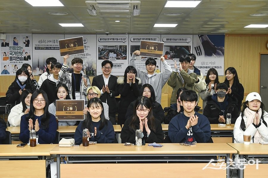 김병수 김포시장과 청년들이 기념촬영을 하고 있다. 사진제공｜김포시청