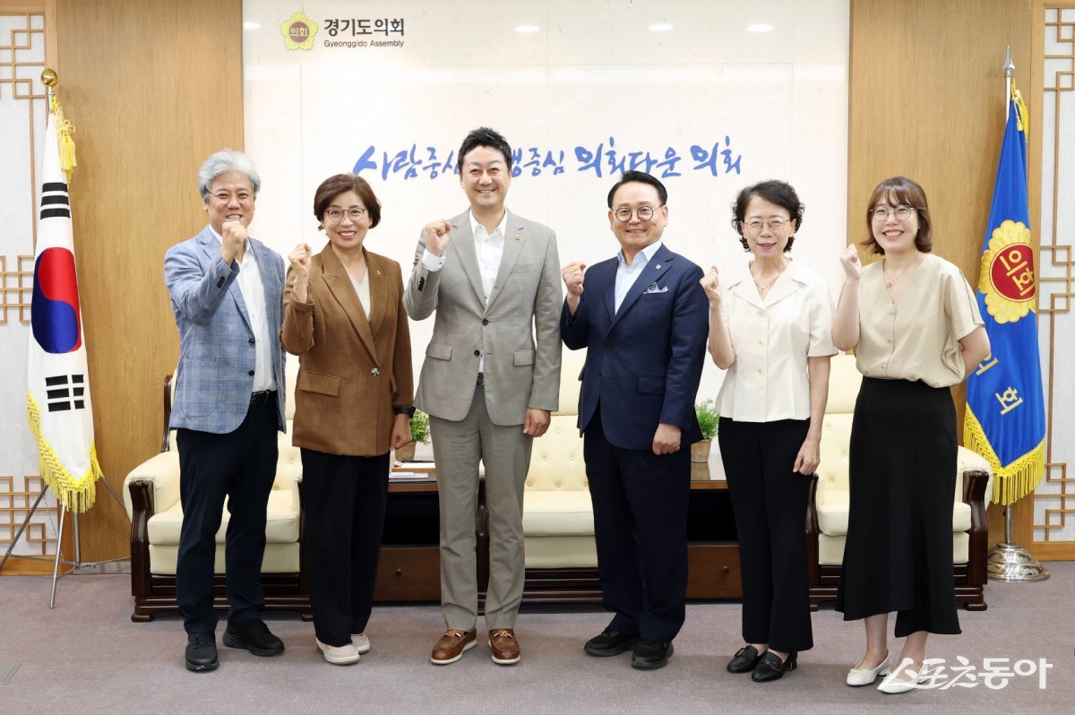 김진경 경기도의회 의장(더불어민주당, 시흥3)은 지난 28일 경기도의회 집무실에서 치과의료 및 돌봄 관련 단체들과 간담회를 갖고, 기존 의료시설을 활용한 경기도형 공공치과 의료 모델의 필요성과 정책 지원 방향에 대해 논의했다. 사진제공｜김진경 의장