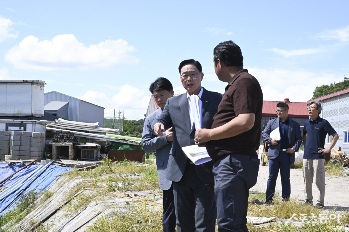 강수현 시장이 지난 23일 은현면 가구전문 제조기업 ㈜우드그린을 방문해 기업애로 현장에서 청취하고 있다. 사진제공ㅣ양주시