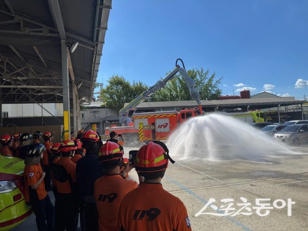 대구소방안전본부가 ‘무인파괴방수차’를 서부소방서에 배치하고 특별교육을 하고 있다. 사진제공 ㅣ 대구시