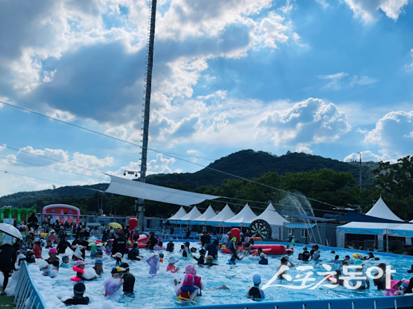 상주시가 올해 새롭게 설치한 유수풀에서 어린이들이 물놀이를 즐기고 있다.  사진제공ㅣ상주시