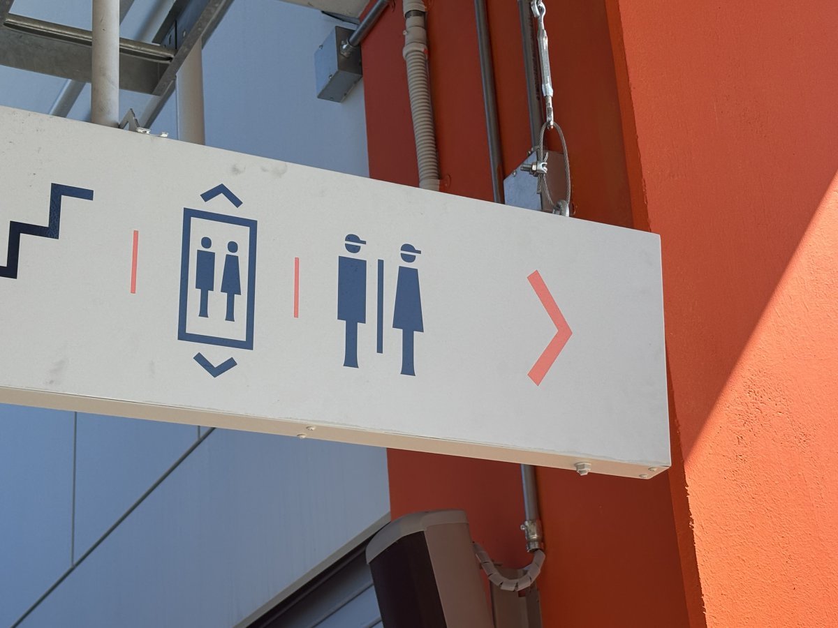 27일 대전한화생명볼파크 4층 관중석의 간판 한쪽이 떨어지는 사고가 발생했다. 29일 대전 삼성전에 앞서 확인한 결과 간판의 탈락 부위는 와이어와 볼트로 단단하게 고정돼 있었다. 대전｜강산 기자