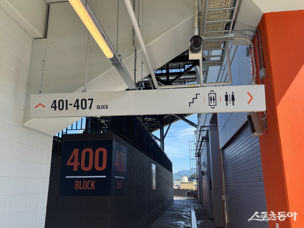 27일 대전한화생명볼파크 4층 관중석의 간판 한쪽이 떨어지는 사고가 발생했다. 29일 대전 삼성전에 앞서 확인한 결과 간판의 탈락 부위(오른쪽 와이어)는 와이어와 볼트로 단단하게 고정돼 있었다. 대전｜강산 기자