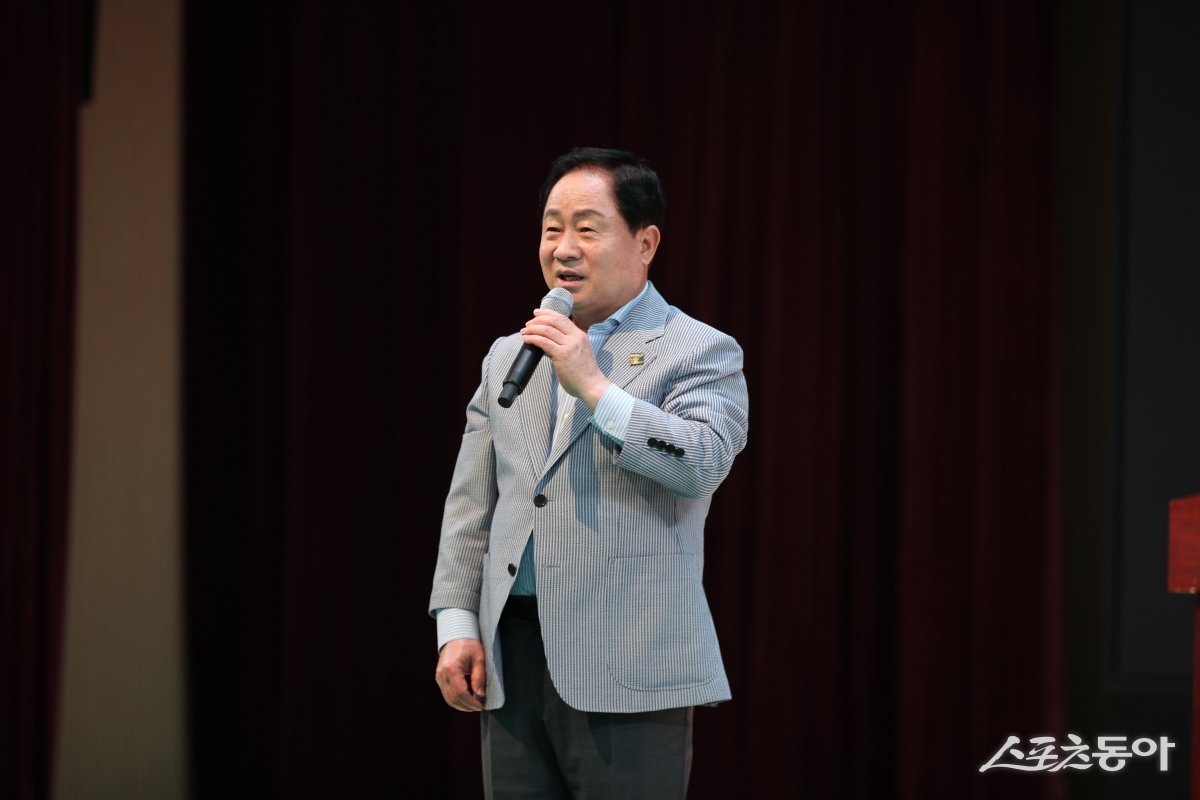 주광덕 시장이 29일 남양주체육문화센터 실내체육관에서 관내 초등학생 200여 명에게 격려사를 하고 있다.  사진제공ㅣ남양주시 