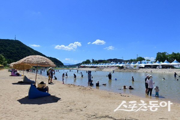 제27회 봉화은어축제 내성천 모래 놀이장에서 피서객들이 즐기고 있다. 사진제공 ㅣ 봉화군