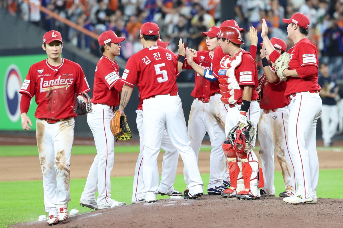 [대전=뉴시스] 권창회 기자 = 26일 오후 대전 중구 대전한화생명볼파크에서 열린 2025 신한 쏠뱅크 KBO리그 한화 이글스와 SSG랜더스의 경기, 9대3으로 승리한 SSG랜더스 선수들이 기뻐하고 있다. 2025.07.26. kch0523@newsis.com