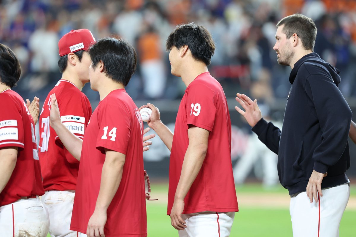 [대전=뉴시스] 권창회 기자 = 26일 오후 대전 중구 대전한화생명볼파크에서 열린 2025 신한 쏠뱅크 KBO리그 한화 이글스와 SSG랜더스의 경기, 9대3으로 승리한 SSG랜더스 김광현이 오태곤으로부터 야구공을 받고 있다. 2025.07.26. kch0523@newsis.com