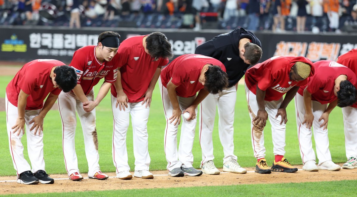 [대전=뉴시스] 권창회 기자 = 26일 오후 대전 중구 대전한화생명볼파크에서 열린 2025 신한 쏠뱅크 KBO리그 한화 이글스와 SSG랜더스의 경기, 9대3으로 승리한 SSG랜더스 선수들이 팬들에게 인사하고 있다. 2025.07.26. kch0523@newsis.com