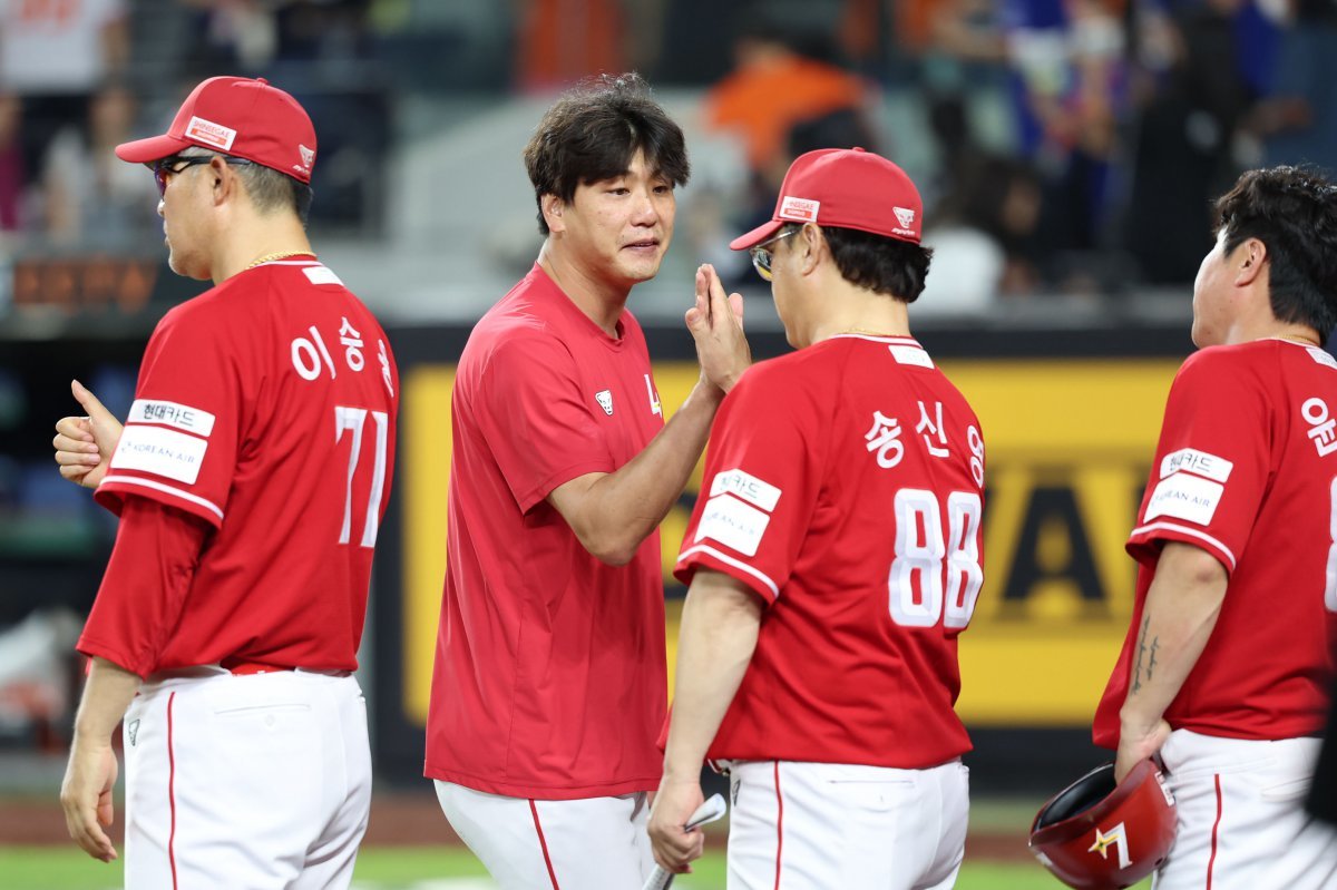 [대전=뉴시스] 권창회 기자 = 26일 오후 대전 중구 대전한화생명볼파크에서 열린 2025 신한 쏠뱅크 KBO리그 한화 이글스와 SSG랜더스의 경기, 9대3으로 승리한 SSG랜더스 김광현이 이숭용 감독을 비롯한 코치진들과 인사하고 있다. 2025.07.26. kch0523@newsis.com