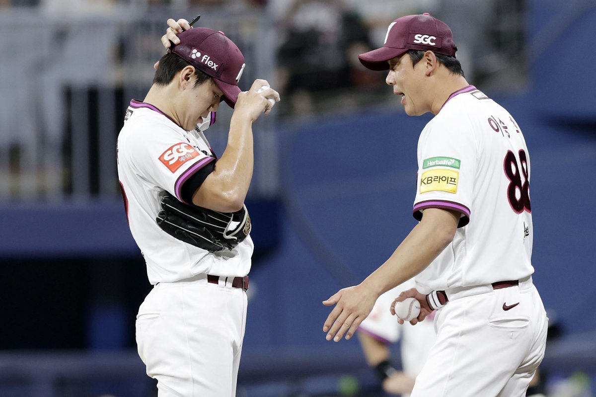 키움 김윤하(왼쪽)는 27일 창원 NC와 원정경기에서 선발등판해 6이닝 7실점(1자책점)으로 패전투수가 됐다. 그는 현재 선발 16연패로 마음고생을 하고 있다.｜뉴시스