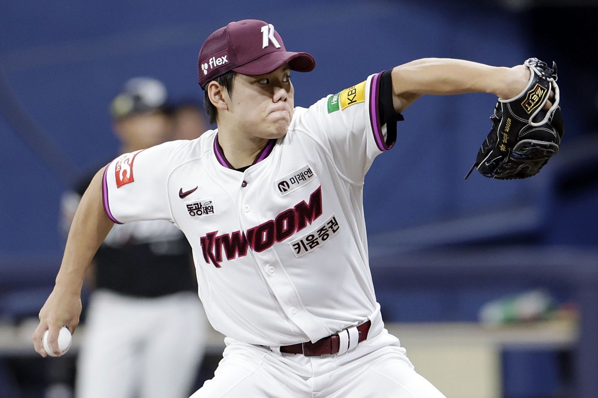 키움 김윤하는 27일 창원 NC와 원정경기에서 선발등판해 6이닝 7실점(1자책점)으로 패전투수가 됐다. 그는 현재 선발 16연패로 마음고생을 하고 있다.｜뉴시스