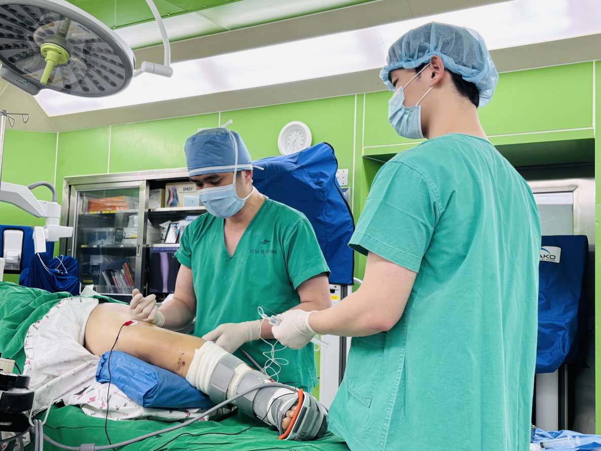 발목골절환자의 수술 전 말초신경마취를 시행하고 있는 김형년 한림대강남성심병원 정형외과 교수. 사진제공|한림대강남성심병원