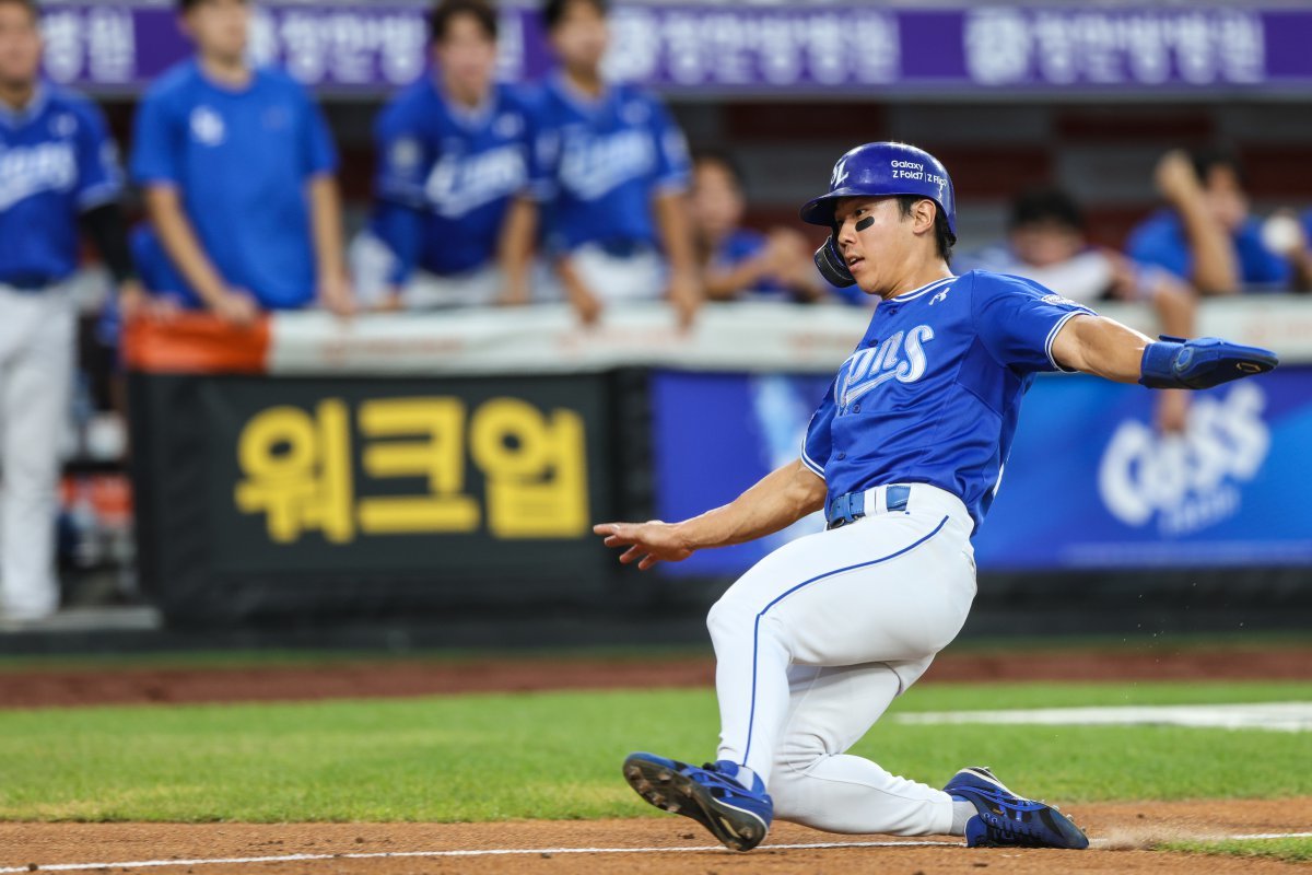 삼성 김성윤이 29일 대전 한화전 2회초 구자욱의 희생플라이 때 홈을 밟고 있다. 김성윤은 이날 5타수 3안타 2타점 1득점의 맹타를 휘두르며 팀의 9-2 승리를 이끌었다. 사진제공｜삼성 라이온즈