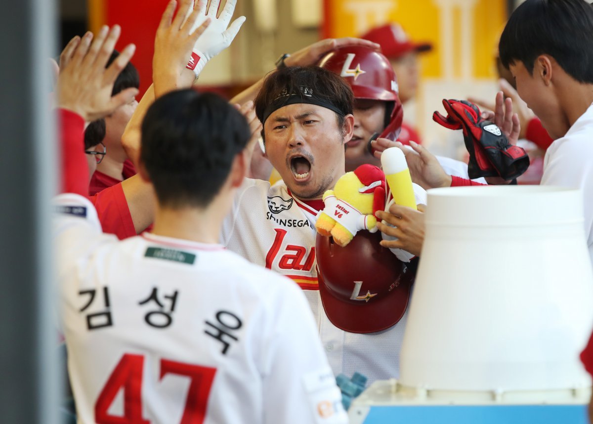 SSG 포수 이지영(가운데)은 29일 인천 키움과 원정경기에서 8번타자 포수로 선발출전했다. 결승포를 포함해 멀티히트와 4타점으로 활약하며 3연승을 견인했다. 사진제공｜SSG 랜더스