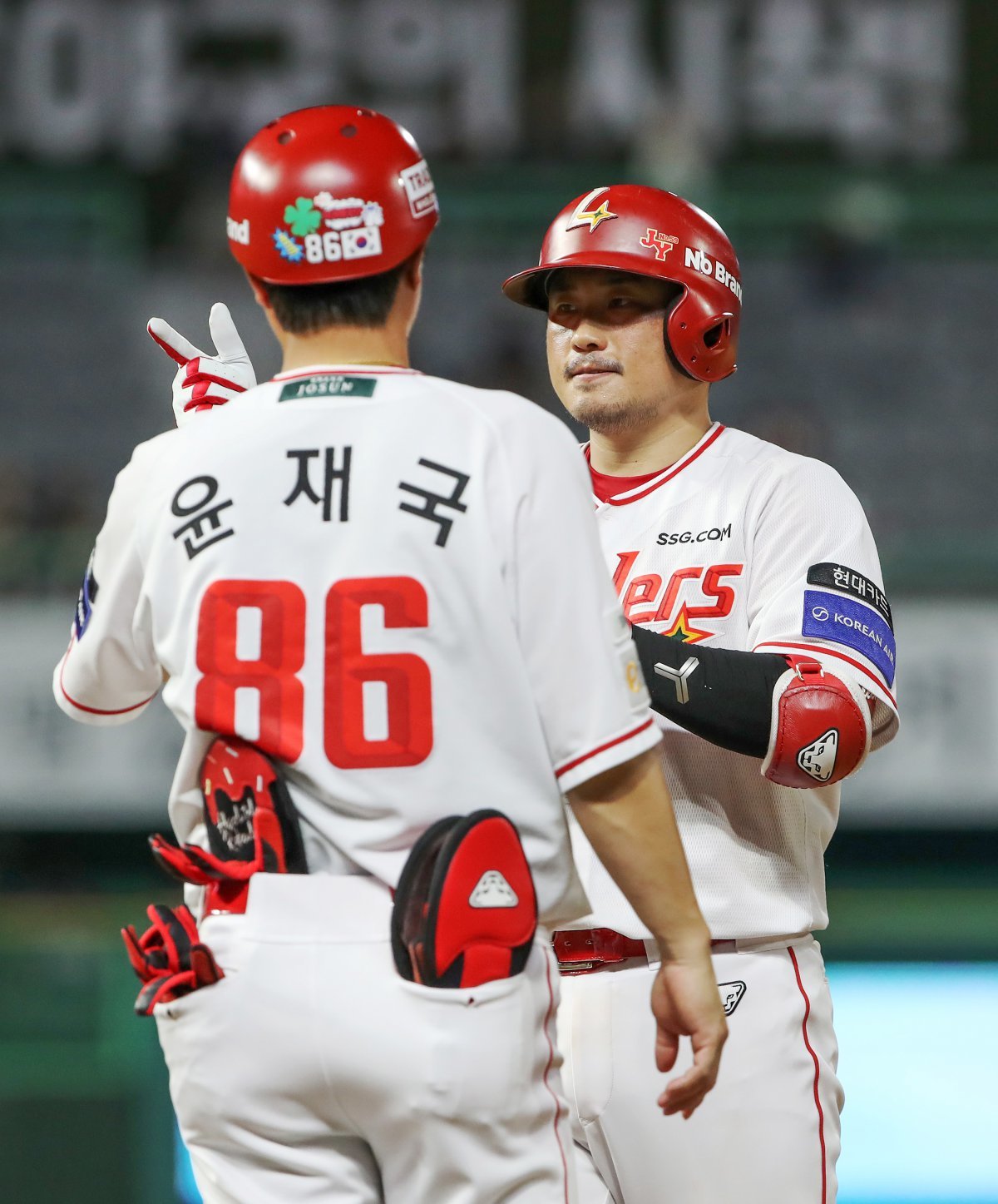 SSG 포수 이지영(오른쪽)은 29일 인천 키움과 원정경기에서 8번타자 포수로 선발출전했다. 결승포를 포함해 멀티히트와 4타점으로 활약하며 3연승을 견인했다. 사진제공｜SSG 랜더스