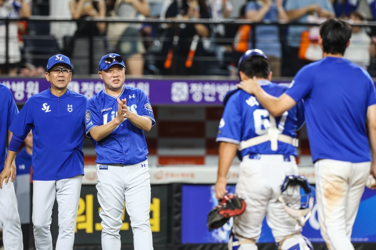 삼성 박진만 감독(왼쪽에서 2번째)이 29일 대전 한화전에서 9-2 승리를 거둔 뒤 박수를 치며 선수단을 격려하고 있다. 사진제공|삼성 라이온즈