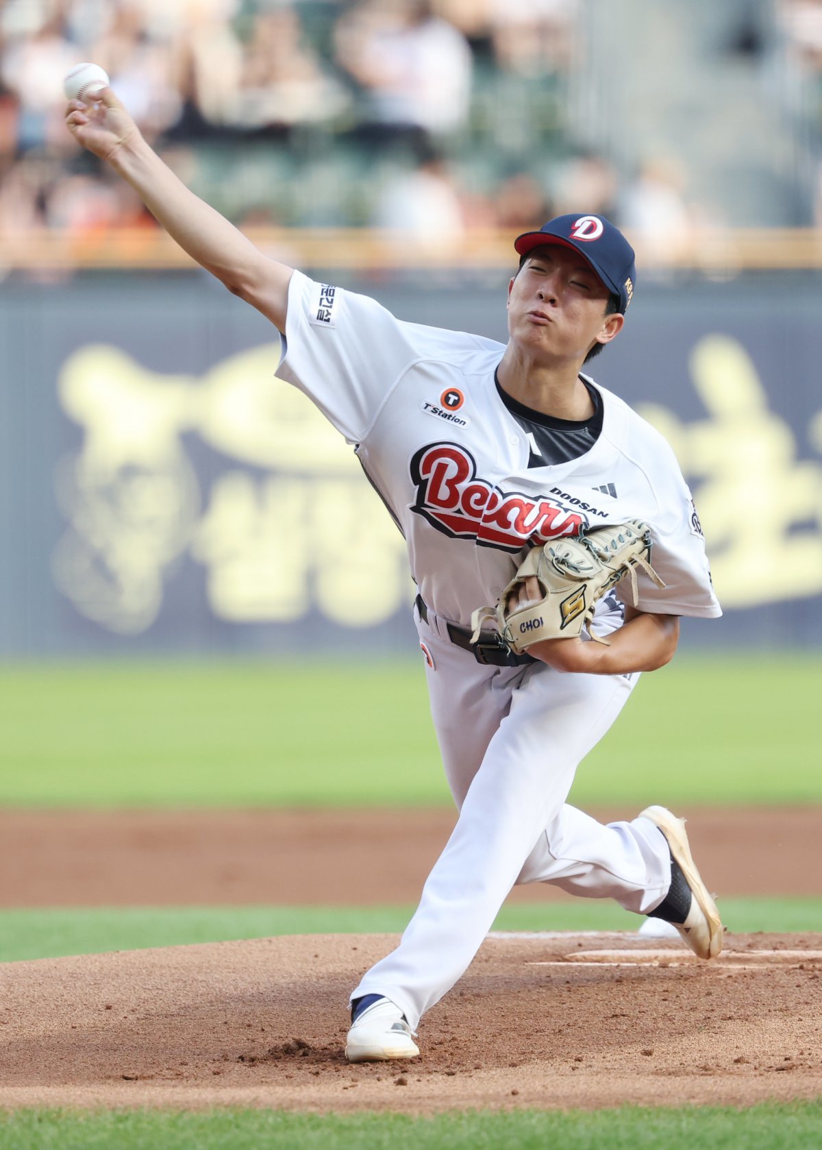 두산 최민석은 올 시즌 갓 입단한 신인임에도 1군 10경기에서 QS 3회 포함 3승2패, ERA 2.96으로 활약 중이다. 투심과 스위퍼를 앞세운 공격적인 투구는 그가 지닌 최고의 강점이다. 뉴시스