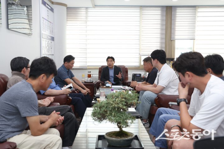 김운남 의장이 시민의 체육활동과 건강권 보장을 위해 현장의 목소리를 청취하고 있다. 사진제공ㅣ고양시의회