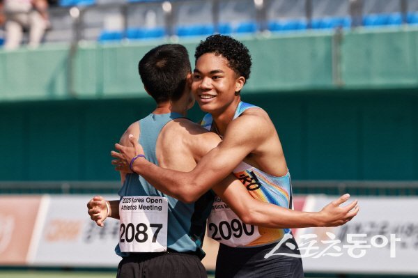 예천군청 나마디 조엘 진 선수가 지난 코리아 오픈 대회서 우승하며 동료와 기뻐하고 있다. 사진제공 ㅣ 예천군