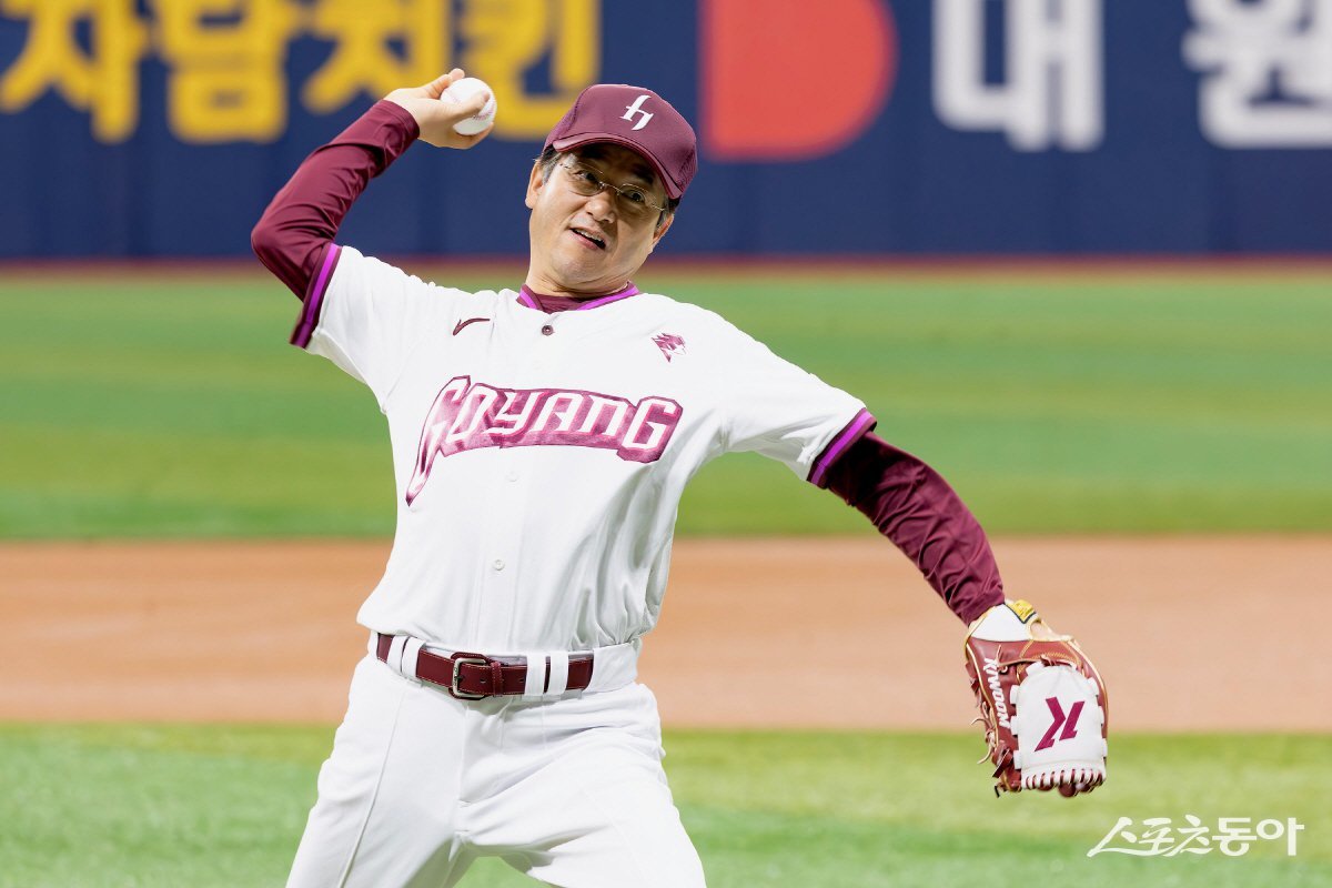 이동환 고양특례시장이 ‘2025 KBO 퓨처스리그’ 고양 히어로즈와 SSG 랜더스 경기에서 시구하고 있다.  사진제공ㅣ고양시 