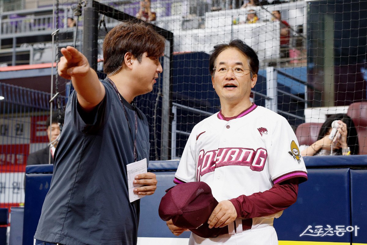 고양 히어로즈 경기 시구자로 나선 이동환 고양특례시장(오른쪽)이 야구팬들과 소통하고 있다.  사진제공ㅣ고양시 
