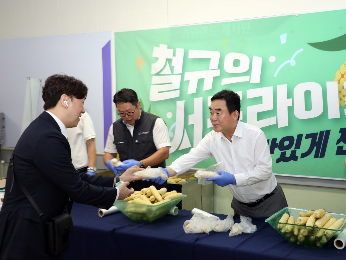여름 성수기를 맞아 직원들에게 옥수수를 전달하고 있는 강원랜드 최철규 직무대행. (강원랜드 제공)