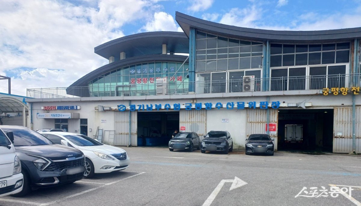 화성특례시(시장 정명근)는 본격적인 무더위가 이어지는 가운데 오는 8월 1일부터 관내 대표 수산물 유통시설인 궁평항 위판장을 대상으로 2차 수산물 위생·안전 점검을 실시한다(위판장 전경). 사진제공｜화성시