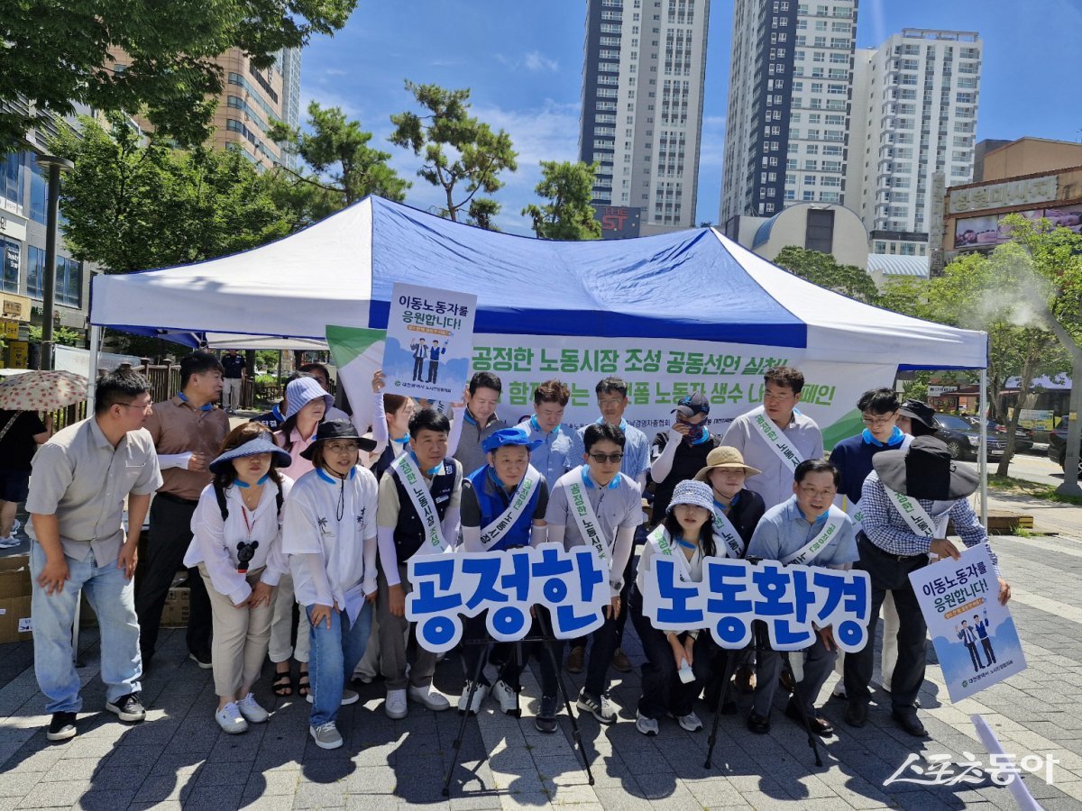 대전시 노사민정협의회(위원장 이장우 대전시장)는 30일 오전 11시 30분부터 유성온천역 일대에서 ‘폭염 속 플랫폼 노동자 응원 캠페인’을 개최하고, 배달·택배기사 등 이동 노동자들에게 생수와 폭염 예방 물품을 전달했다. 사진제공｜대전시