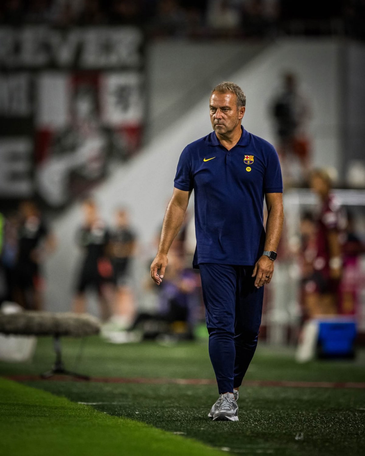 바르셀로나 한지 플릭 감독이 27일 노에비어 스타디움에서 열린 일본 J리그 비셀 고베와 프리시즌 친선경기에서 선수들을 독려하고 있다. 사진출처|FC바르셀로나 페이스북