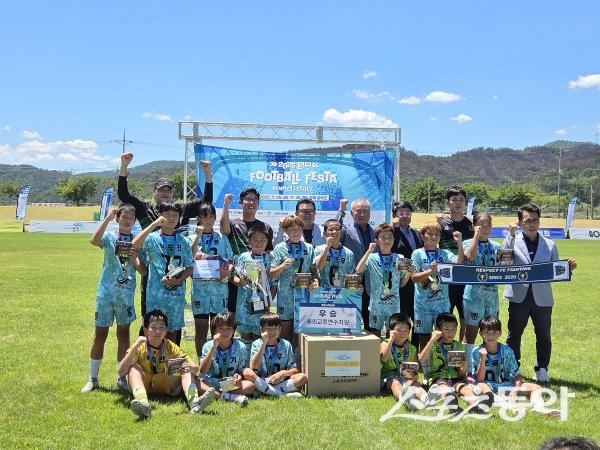 2025 영덕 풋볼페스타 서머리그에서 우승한 팀이 파이팅을 하고 있다. 사진제공 ㅣ 영덕군