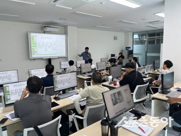 봉화군이 임대형 스마트팜 입주 예정 농업인을 대상으로 스마트팜 복합환경제어 프로그램 실습교육을 진행하고 있다. 사진제공 ㅣ 봉화군