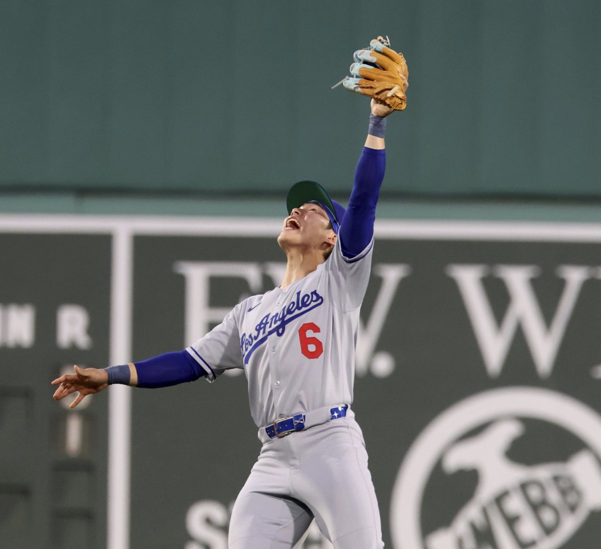 LA 다저스 김혜성이 어깨 부상으로 인해 30일(한국시간) 신시내티와 원정경기를 앞두고 10일짜리 부상자 명단(IL)에 올랐다. 김혜성은 주사 치료를 받기 위해 LA로 돌아간 상태다. 데이브 로버츠 다저스 감독은 “김혜성이 빠른 시일 내에 나아지길 바란다”고 전했다. AP뉴시스